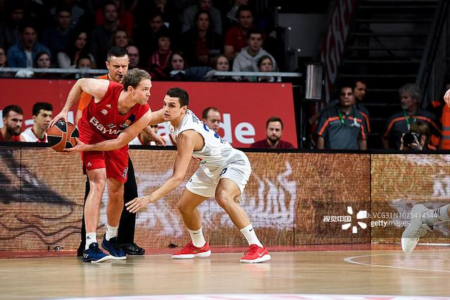 半场战报：勒沃库森2-1莱比锡，泰里耶、希克建功（半场：勒沃库森暂2-1领先莱比锡，泰里耶与希克破门）