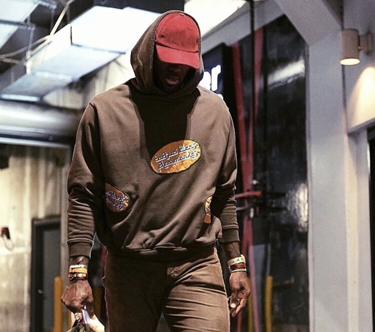 本菲卡旧将路易松晒照说在学习，照片显示他问AI足球总监职责（本菲卡旧将路易松晒学习照，图中可见他向AI询问足球总监职责）