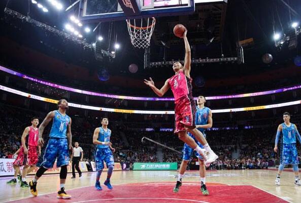 西蒙斯29岁退役去钓鱼！美球迷：美国梦现实版&谁能拒绝这生活！（29岁西蒙斯退役投身垂钓，美球迷感叹：现实版美国梦，谁能不向往！）