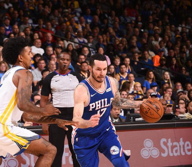 塞维球迷不满球队表现，向球场投掷杂物导致德比战暂停18分钟（塞维利亚球迷不满球队表现向场内掷物，德比战被迫中断18分钟）